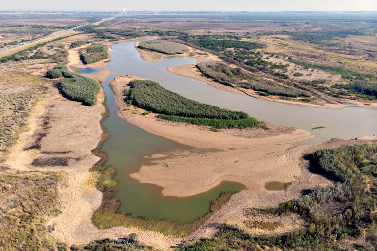 En la zona de humedales entre Rosario y Victoria se aprecia la bajante del río Paraná