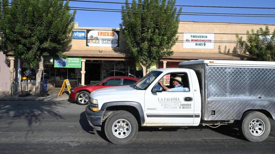 En esta foto de archivo del Fresno Bee de noviembre de 2022, negocios a lo largo de Lassen Avenue en Huron intentan mantenerse a flote, incluso cuando la sequía hace mella en las oportunidades de trabajo y los ingresos familiares.