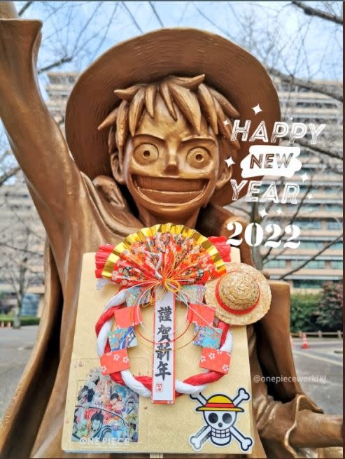 草帽一夥的銅像，紛紛慶祝新年到來。（圖／翻攝自@onepieceworldKJ官方推特）