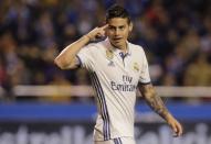 <p>Manchester United soll sich mit dem kolumbianischen Nationalspieler James Rodriguez auf einen Vorvertrag geeinigt haben. Der offensive Mittelfeldspieler stagnierte zuletzt mit seinen Leistungen bei Real Madrid und bekam kaum noch Einsatzzeiten. „RCN-Radio“ berichtet, dass ManUnited aber mit den „Königlichen“ die Ablösesumme noch aushandeln müsste. (Getty Images)</p>