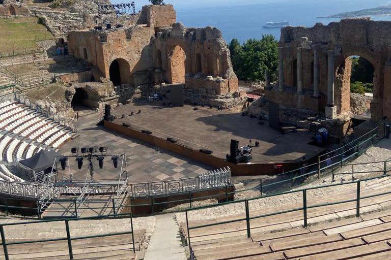 El anfiteatro griego en el centro histórico de Taormina, vacío