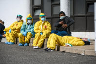 Trabajadores sanitarios se toman un descanso mientras esperan pacientes para hacerse la prueba del Covid-19 en un lugar habilitado para ello en Jericho. (Foto: Steve Pfost / Newsday RM / Getty Images).