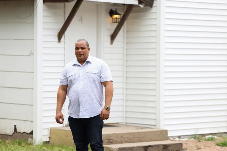 Israel Gomez Estrada frente a su casa en Grand Island, Nebraska, Estados Unidos, el 12 de mayo de 2024. (Charly TRIBALLEAU)
