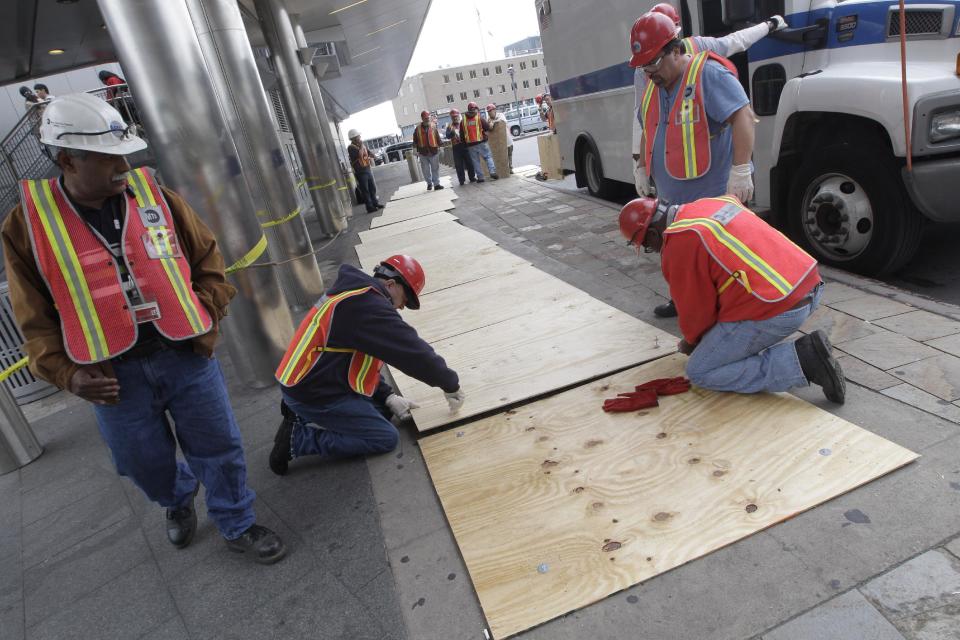 Estados Unidos está viviendo la racha más larga de bonanza en el mercado laboral de que se tiene constancia. En la imagen, varios trabajadores en el estado de Nueva York, Estados Unidos. (Foto AP/Mary Altaffer)