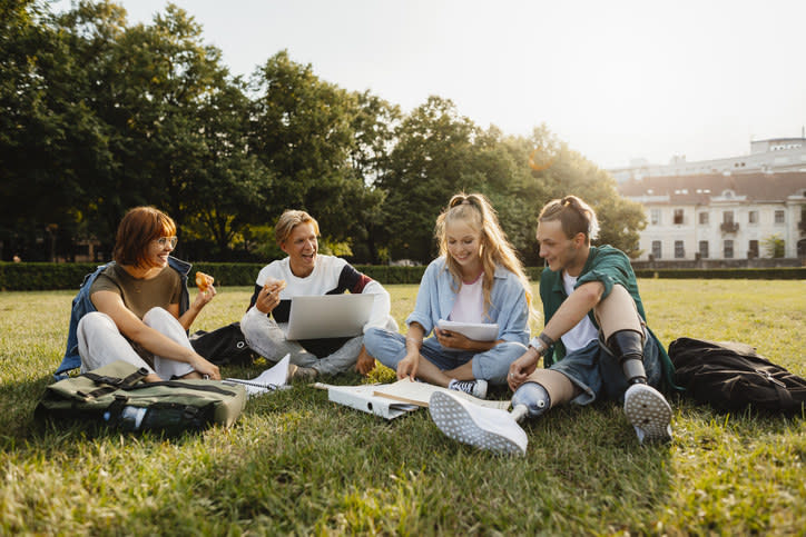 college kids outside studying