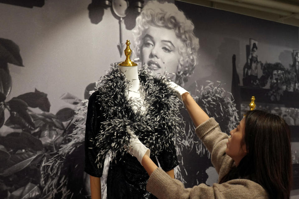 Un miembro del personal trabaja en una vista previa de los medios de comunicación de una exposición antes de que los artículos propiedad de Marilyn Monroe y Hugh Hefner de Playboy salgan a subasta en Julien's Auctions, en Hong Kong, China 26 de enero 2024. REUTERS/Joyce Zhou