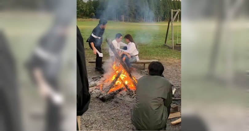 林志玲與AKIRA在大陸青島拍攝婚紗，小倆口深情對望超甜蜜。（圖／翻攝自新浪娛樂微博）