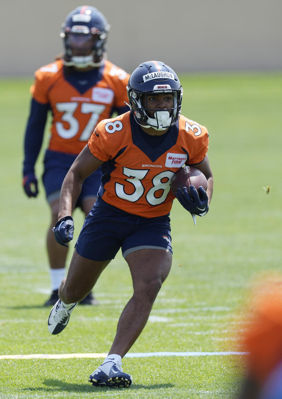 Denver Broncos running back Jaleel McLaughlin takes part in drills during NFL football practice, Wednesday, June 14, 2023, in Centennial, Colo. (AP Photo/David Zalubowski)