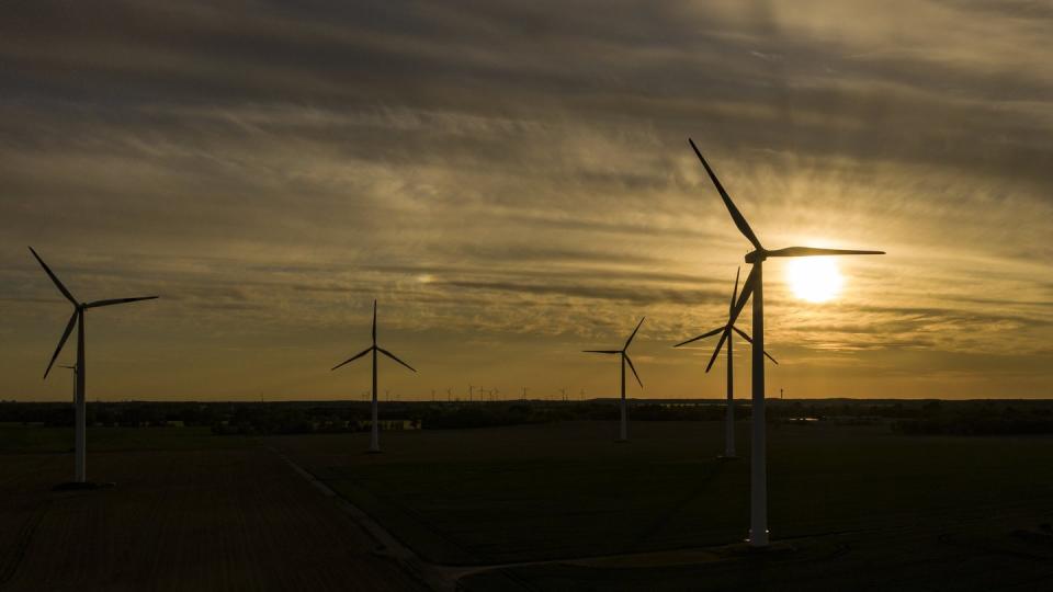 Windräder am Abend bei Werneuchen. Den Verbrauchern in Deutschland droht im kommenden Jahr ein kräftiger Anstieg ihrer Stromkosten.