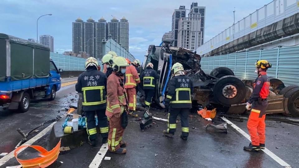 車頭明顯損毀、零件散落一地。（圖／TVBS）