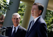 <p>3. James Comey y Robert Muelller. Comey, el exdirector del FBI, despedido por Trump, podría sacudir al país si en su próxima comparecencia ante el Congreso muestra evidencia de que el presidente trató de frenar su investigación sobre la posible colusión del exasesor de Seguridad Nacional, Michael Flyyn, con agentes de Rusia. Y Robert Mueller, nombrado a despecho de Trump fiscal especial para las investigaciones sobre la injerencia rusa en las pasadas elecciones, tiene en sus manos el manejo de un caso que algunos equiparan a Watergate y podría ser determinante en el futuro de la actual administración. (Foto: Reuters)</p>