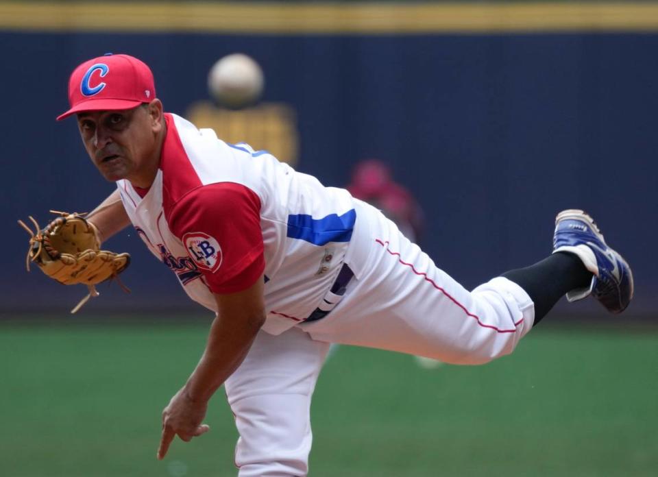 El abridor de Cuba Leandro Martínez lanza en el primer inning ante Panamá, en el partido de la Serie del Caribe celebrado el 8 de febrero de 2023 en Caracas, Venezuela.