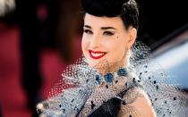 Dita Von Teese ist bekannt für ihren extravaganten Mode-Geschmack, und ihr unglaubliches Stilbewusstsein kommt auch nicht von ungefähr: Nach ihrem Schulabschluss studierte Von Teese Modegeschichte. (Bild: Getty Images/Gareth Cattermole)