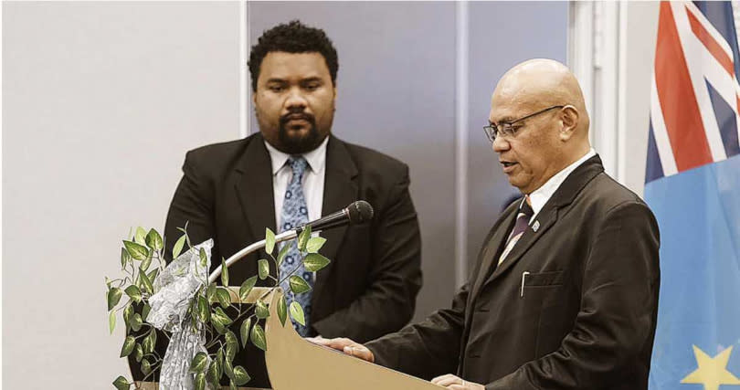 2月26日全票當選吐瓦魯總理的戴斐立（右）。（圖／達志／美聯社）