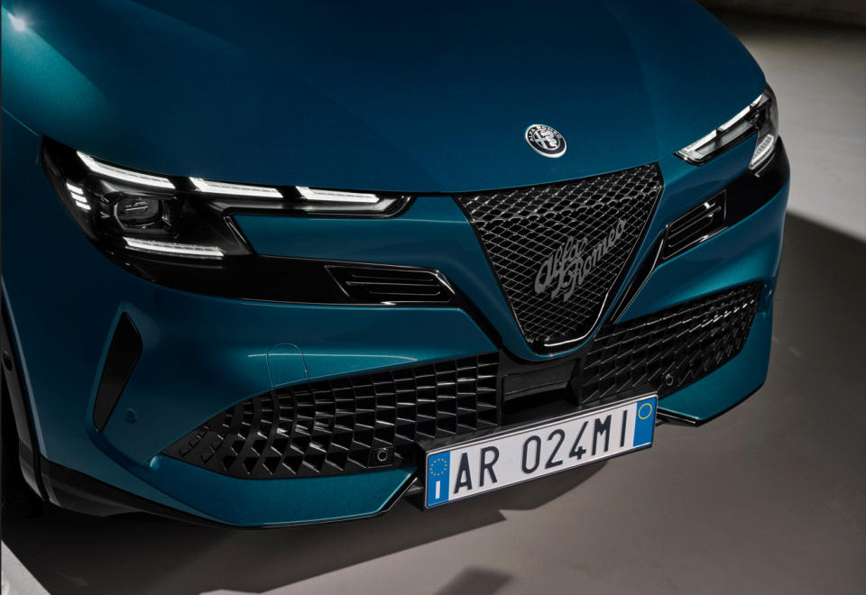 Milano目前共有兩款純電、一款汽油動力，外觀上水箱護罩有著顯著的差異，兩者都可以和Alfa Romeo直接連結，但風格卻不盡相同。