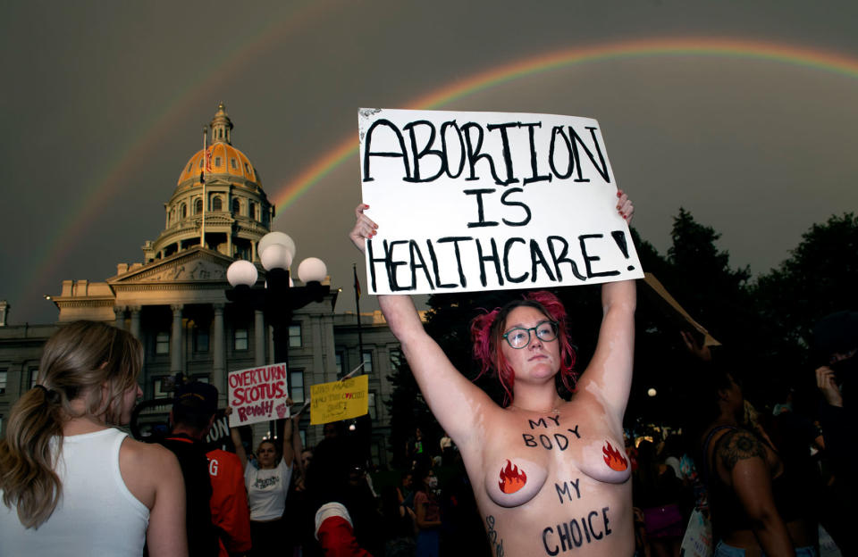 <p>Une femme défile face au Capitole du Colorado à Denver. Sur son ventre : « mon corps, mon choix ».</p><br>