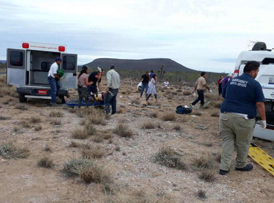 <p>BAJA CALIFORNIA SUR (MÉXICO), 14/02/2018.- Vista general del accidente de uno de los vehículos que formaba parte de la caravana de la aspirante presidencial indígena Marichuy hoy, miércoles 14 de febrero de 2018, en el tramo carretero entre San Ignacio y Vizcaíno, en el estado de Baja California Sur (México). La aspirante presidencial indígena María de Jesús Patricio, conocida como Marichuy, resultó herida y otra persona falleció hoy al sufrir un accidente la camioneta en que viajaban en el estado mexicano de Baja California Sur, informó el Congreso Nacional Indígena (CNI). El reporte indica que a bordo de la camioneta viajaban 11 miembros del Concejo Indígena de Gobierno (CIG), constituido en mayo de 2017 por el CNI para participar en el proceso electoral de 2018. EFE/ Manuel Pérez </p>