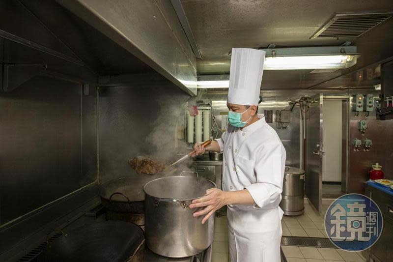 巡護七號大廚莊健宏拿著大型鍋鏟，翻炒著香氣撲鼻的牛肉。