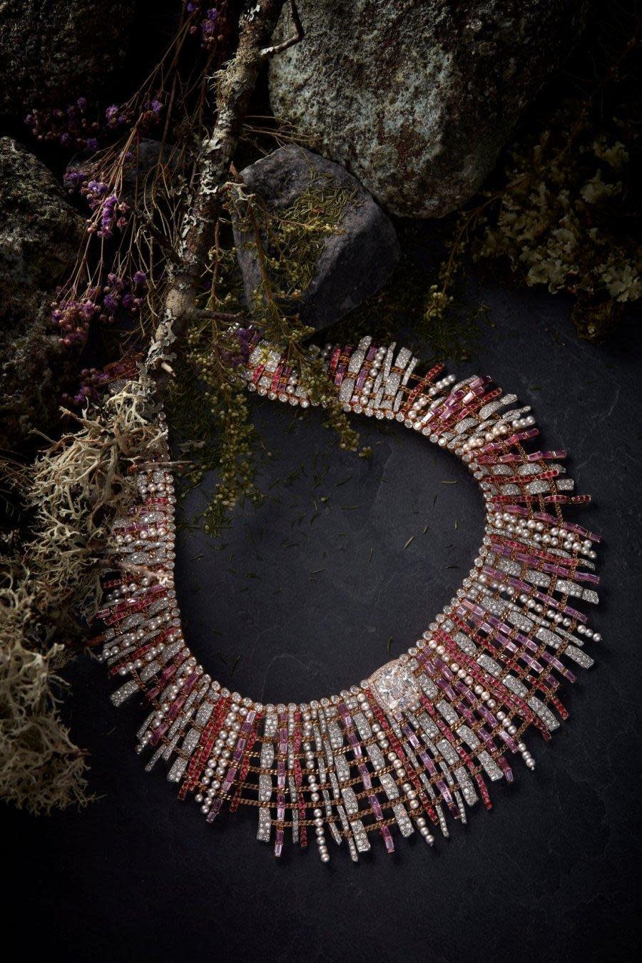 香奈兒於2020年發表的Tweed de CHANEL高級珠寶系列，首度以貴金屬與寶石模擬「斜紋軟呢」布料的質地與色澤，大獲成功。