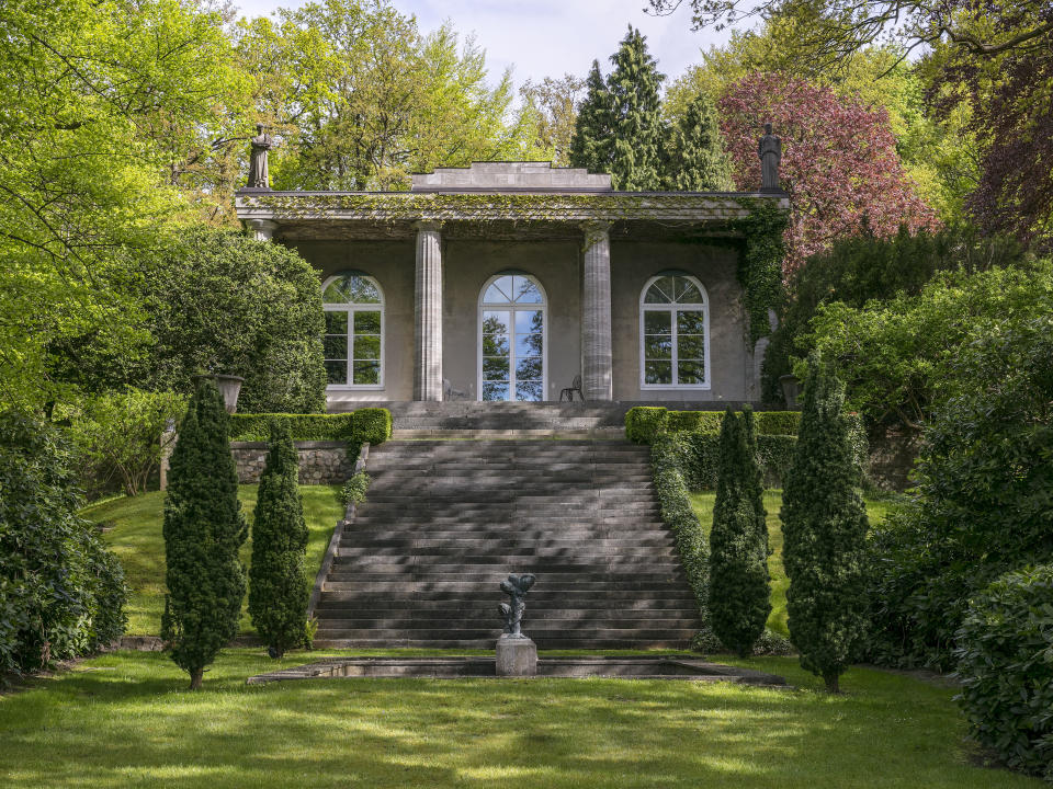 Auf 443 Quadratmetern Wohnfläche beherbergt die Villa unter anderem drei Schlafzimmer mit integrierten Bädern. (Bild: Engel & Völkers/Herbert Ohge)