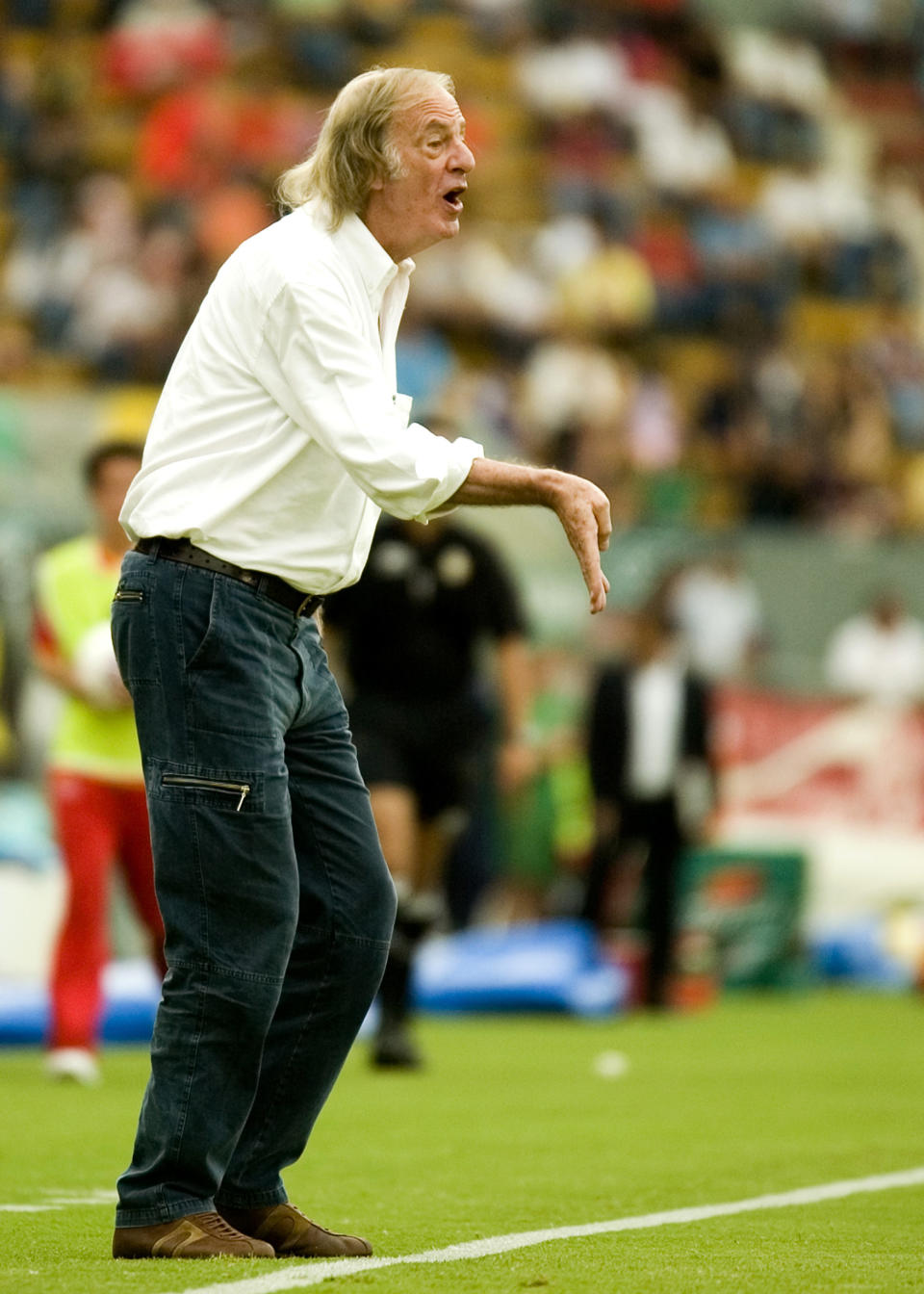 FILE - Soccer coach Cesar Luis Menotti, from Argentina, shouts instructions during a Mexico Soccer League match against Jaguares in Guadalajara, Mexico, Friday, Sept. 7, 2007. Menotti, the charismatic coach who led Argentina to its first World Cup title in 1978, has died, the Argentine Football Association said Sunday, May 5, 2024. He was 85. (AP Photo/Guillermo Arias, File)