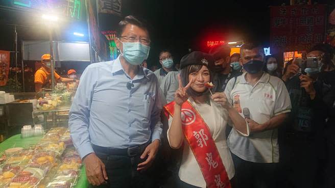 國民黨台南市長候選人謝龍介與郭鬼鬼一起玩網路直播，大啖夜市美食。（程炳璋攝）