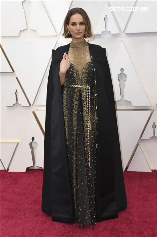 娜塔莉波曼禮服上藏女性導演人名。（圖／達志影像／美聯社）