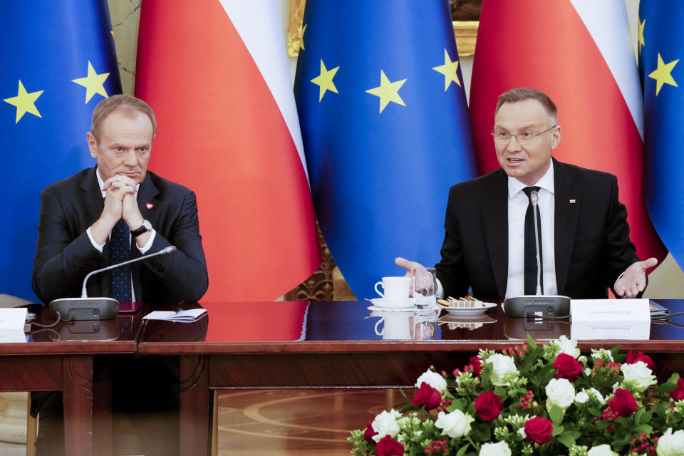 El primer ministro polaco Donald Tusk (izquierda) y el presidente Andrzej Duda durante una reunión del gabinete, en Varsovia, Polonia, el martes 13 de febrero de 2024. (AP Foto/Czarek Sokolowski)