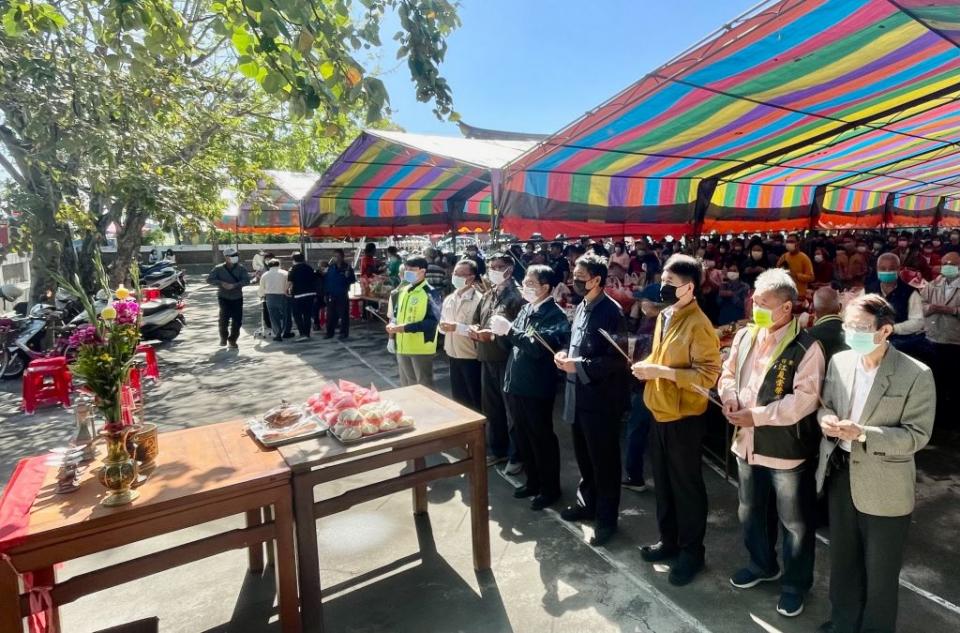 市長黃偉哲道將軍苓仔寮公墓旁的黃氏祖祠，參加祭祖活動。（記者林相如攝）