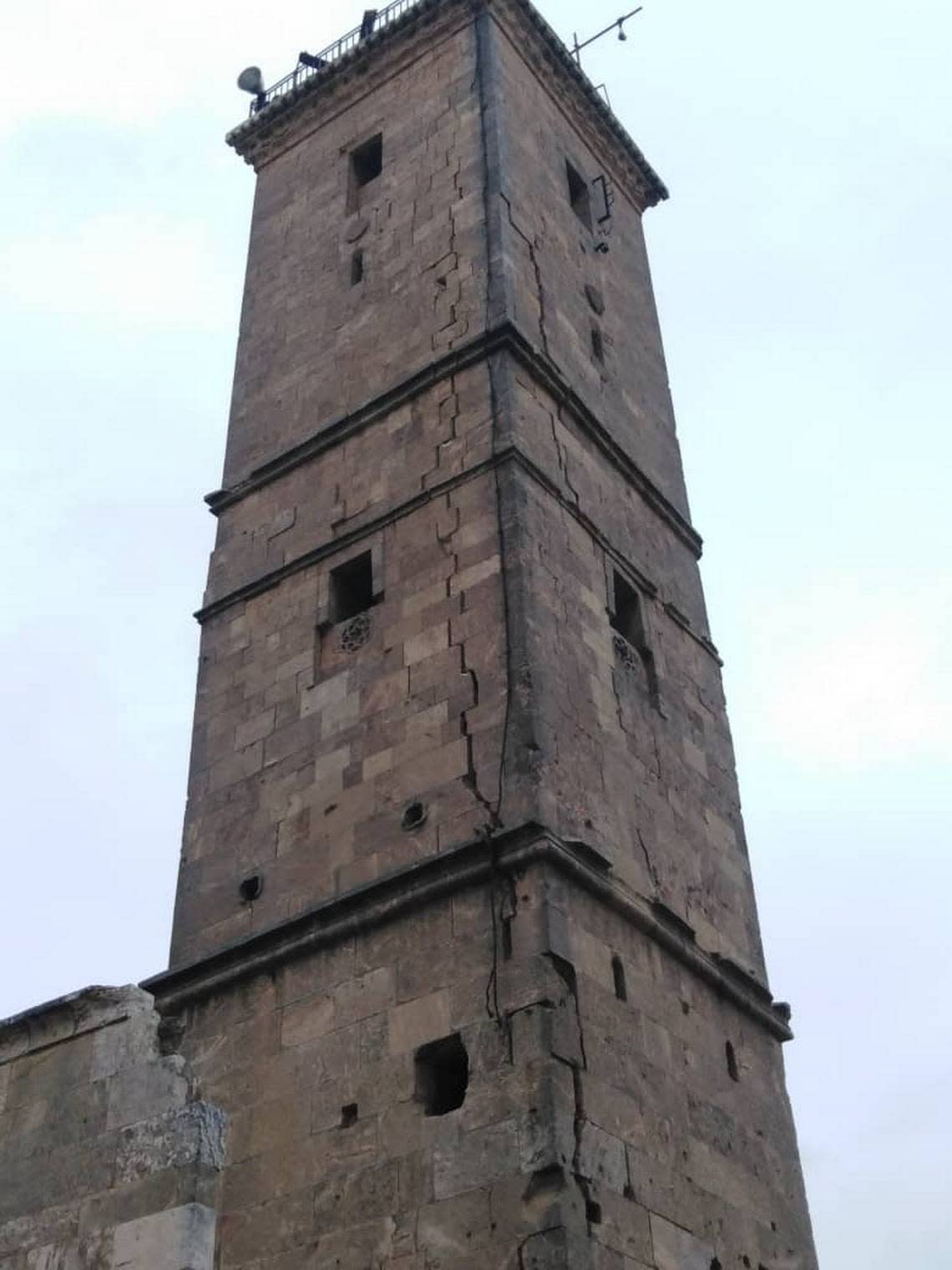 A large crack marred the facade of minaret in the fortress.