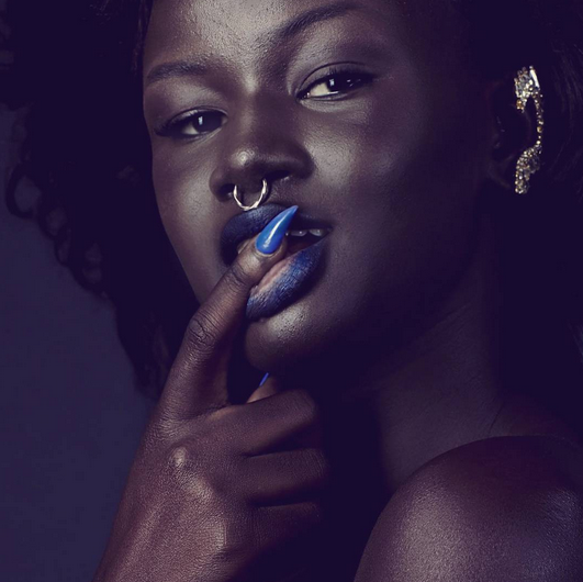 ‘La diosa negra’. Así bautizaron sus seguidores a Khoudia Diop en las redes sociales. La modelo, oriunda de Senegal, ha revolucionado Internet con su increíble tono de piel, y ahora también deslumbra en las pasarelas y sets de fotografía más importantes de París. ¡Conócela!