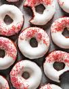 <p>On fond pour ces adorables donuts façon red velvet, avec leur pâte rouge chocolat-vanille, et leur glaçage au cream cheese.</p><p>Découvrir la recette <a href="https://foodduchess.com/baked-red-velvet-donuts/" rel="nofollow noopener" target="_blank" data-ylk="slk:ici;elm:context_link;itc:0;sec:content-canvas" class="link ">ici</a></p><br>