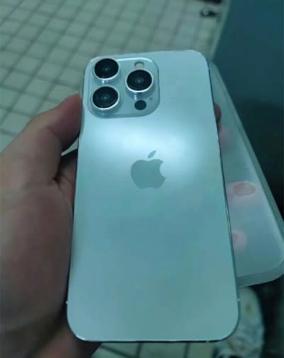 <cite>中國工廠流出iPhone 15 Pro實機照。（圖／翻攝自陸網）</cite>
