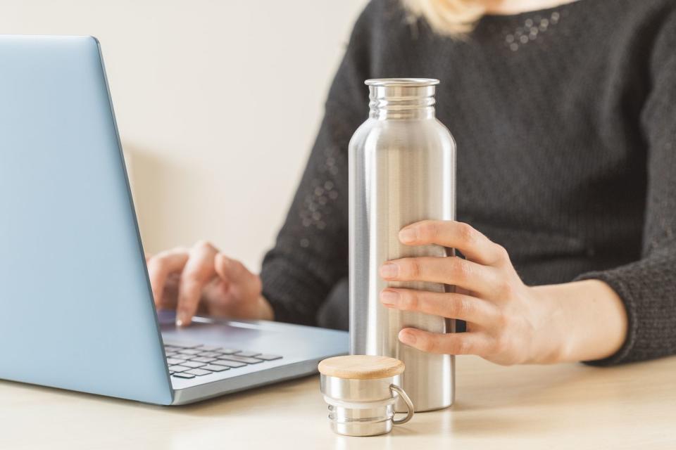 Damit die grauen Zellen funktionieren wie sie sollen, muss der Körper gut mit Flüssigkeit versorgt werden. Vergessen Sie während der Arbeit nicht, genug Wasser zu trinken! (Bild: iStock/AnSyvanych)