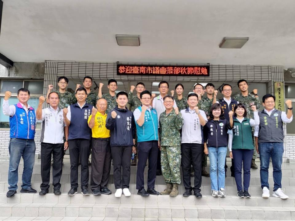 臺南市議會敬軍團前往陸軍39化兵群致贈慰問金祝賀中秋佳節愉快。