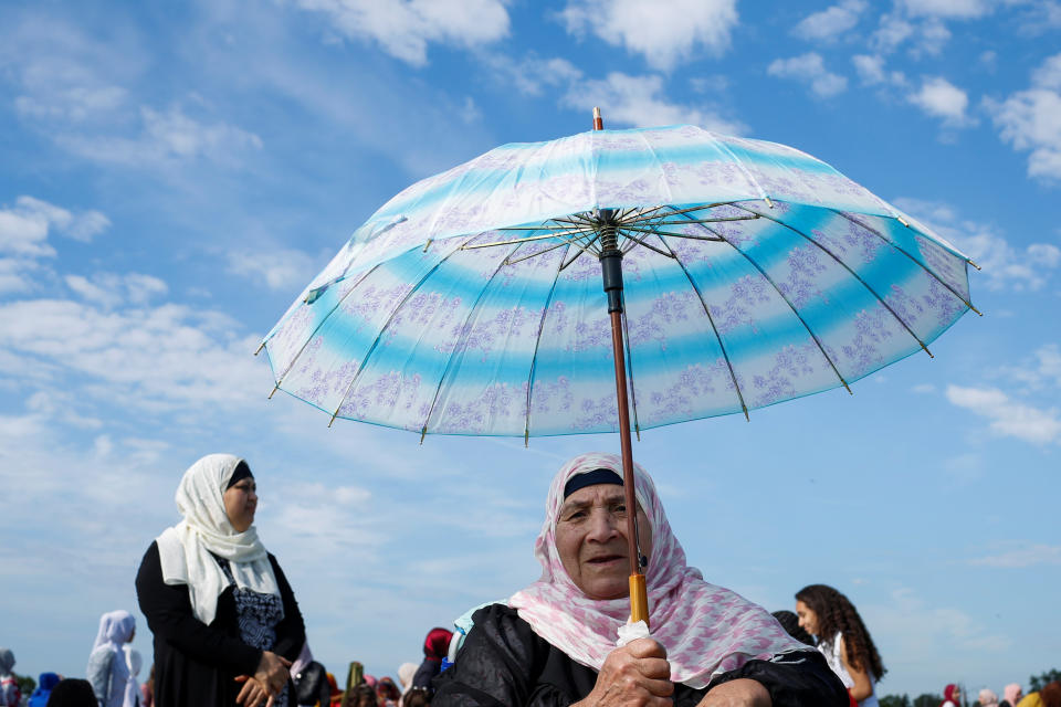 A Muslim woman holds an umbrella as she prepares to take part in Eid al-Fitr prayers in Staten Island, New York, U.S., June 25, 2017.&nbsp;