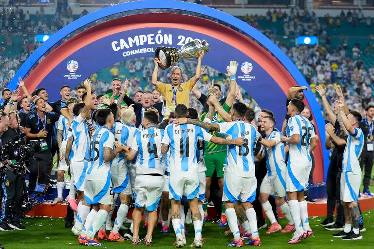 Mario De Stefano elevado por los jugadores argentinos en el festejo en el estadio