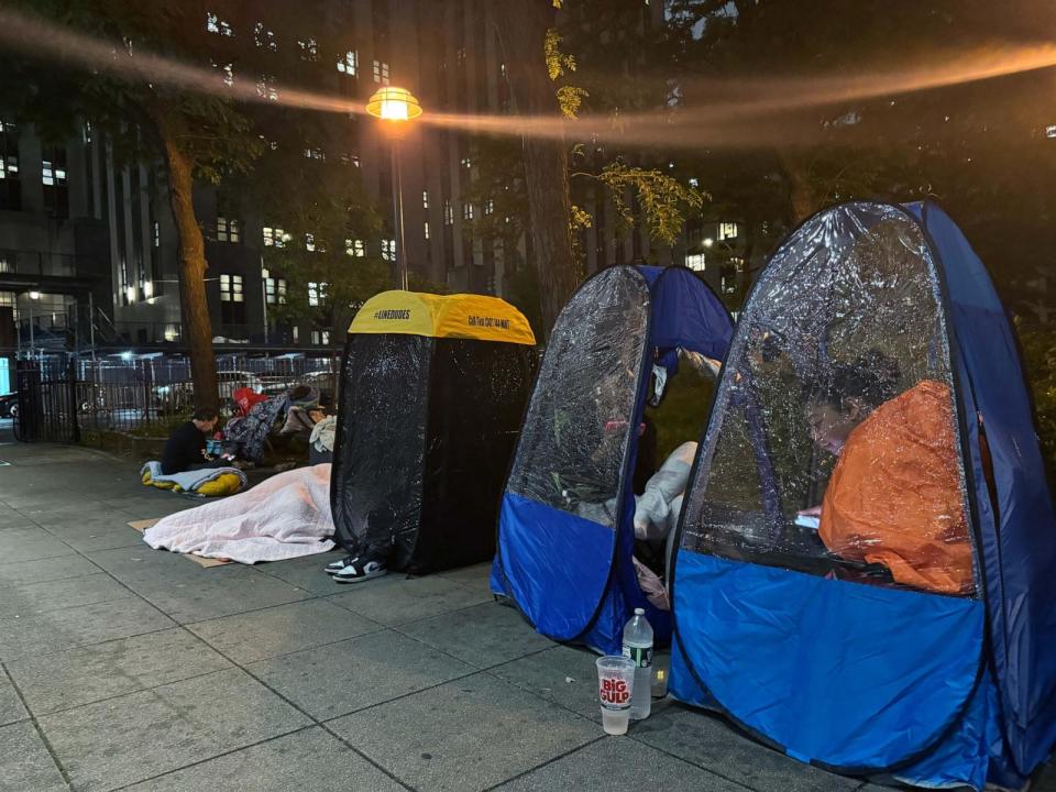 PHOTO: Some members of the public have sold their seats in court for hundreds of dollars. (Peter Charalambous/ABC News)