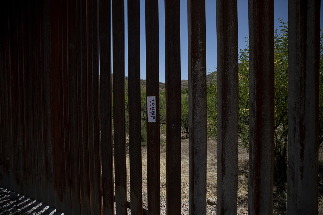 Una calcomanía de la campaña de Donald Trump pegada en el muro fronterizo en Sásabe, Arizona, el 2 de mayo de 2022. (Adriana Zehbrauskas/The New York Times).