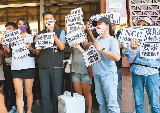 民眾黨新北市議員參選人張凱鈞（左二）及桃園市議員參選人曾妍潔（左一）等人率眾到地檢署外，抗議周玉蔻與相關媒體的種種脫序行為，要求NCC出來面對。（鄭任南攝）