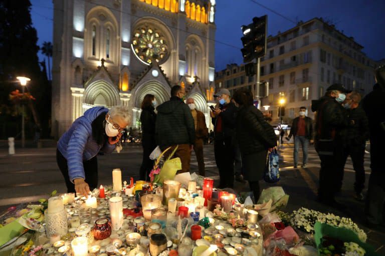 Hommages aux victimes devant la basilique de Nice le 31 octobre 2020. - Valery HACHE © 2019 AFP