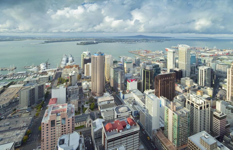<p>Für den dritten Platz geht es zunächst nach Neuseeland, denn wieder teilen sich zwei Städte die Position. Das wunderschöne Auckland am Meer ist die lebenswerteste Stadt außerhalb von Europa. </p>