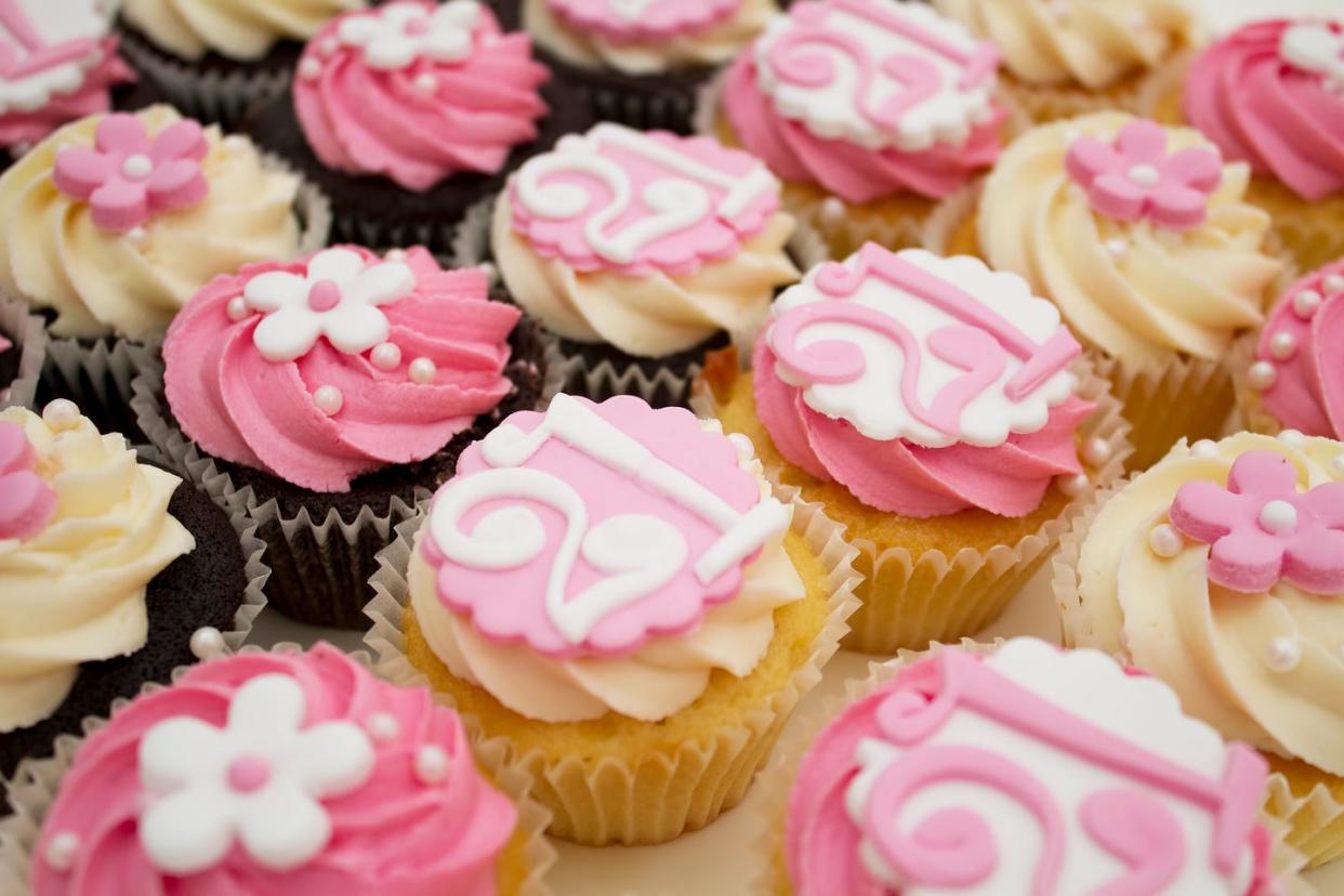 light and dark pink 21st birthday cupcakes with flowers