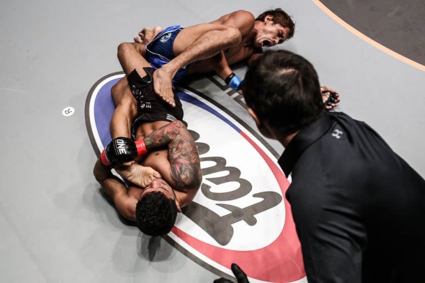 Alex Silva gets the kneebar.jpg