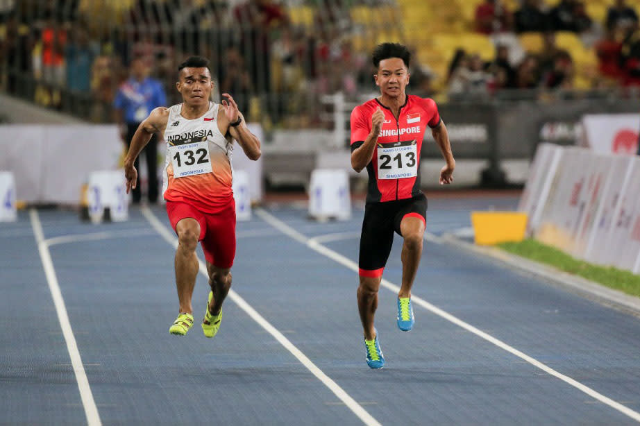 Singapore’s Calvin Kang Li Loong (right) running in the men’s 100m final at the Bukit Jalil National Stadium on Tuesday (22 August) night. (PHOTO: Fadza Ishak for Yahoo News Singapore)