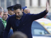 <p>Ein kurzer Gruß in die Menge: Juventus’ Gianluigi Buffon erwies Astori die letzte Ehre. (Bild: AP Photo/Alessandra Tarantino) </p>