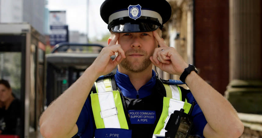 英國警察安迪有著超強大的過目不忘的能力，這讓他成功逮捕許多嫌犯。（圖／翻攝自推特）