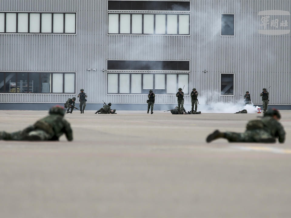 六軍團擔任的守衛部隊隨即對機降的敵軍發動反擊。（圖：國防部提供；軍聞社攝）