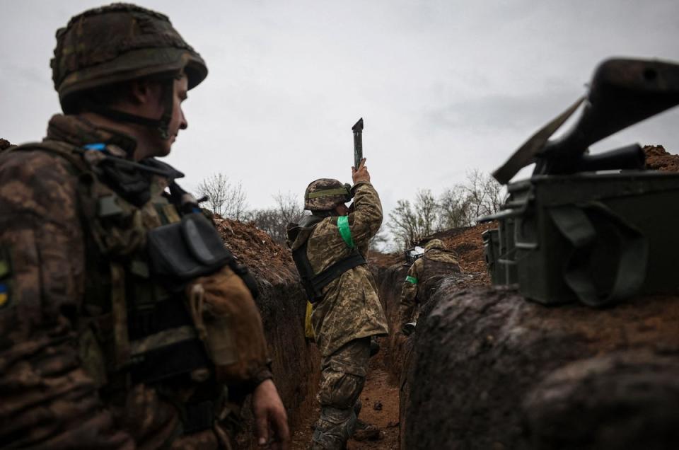Украинский пехотинец 57-й отдельной мотострелковой бригады, & # x002018 ;  Отаман Кость Хордиенко & # x002019;  в бинокль в окопе под Бахмутом (AFP через Гетти)