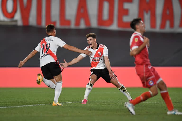 Festejan Romero y Julián Álvarez; River estiró su invicto a 13 partidos en el plano local